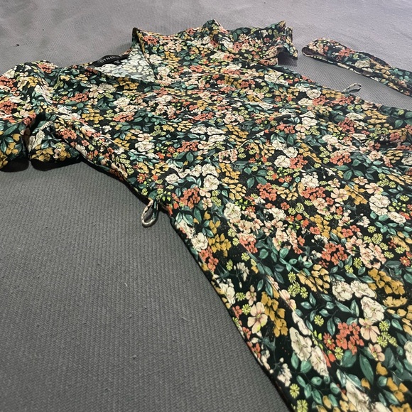 Dynamite Floral Dress - Picture 3 of 7